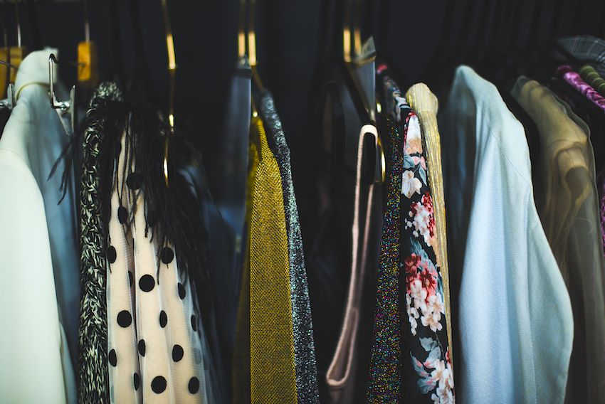 EcoLover con la moda sostenible: ropa boho de estilo bohemio de mujer en una tienda de moda vintage.