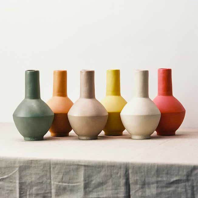 Las piezas de cerámica artesanal creadas por firmas nuevas encuentran su lugar entre las tendencias del actual interiorismo.