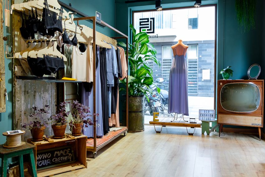 ¿Qué es la moda sostenible? En estas tiendas de Barcelona te lo pueden explicar a través de marcas de ropa sostenible.