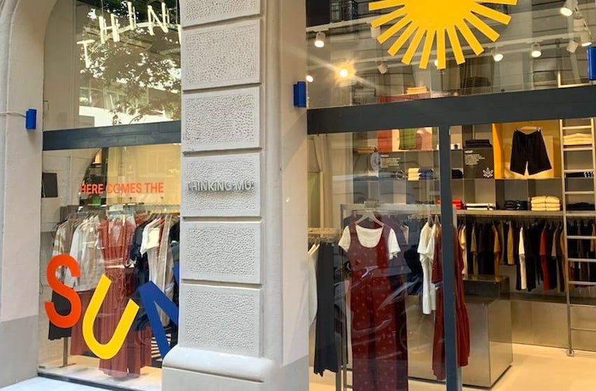 La ropa sostenible para mujer es la gran protagonista de estas tiendas de moda sostenible en Barcelona.