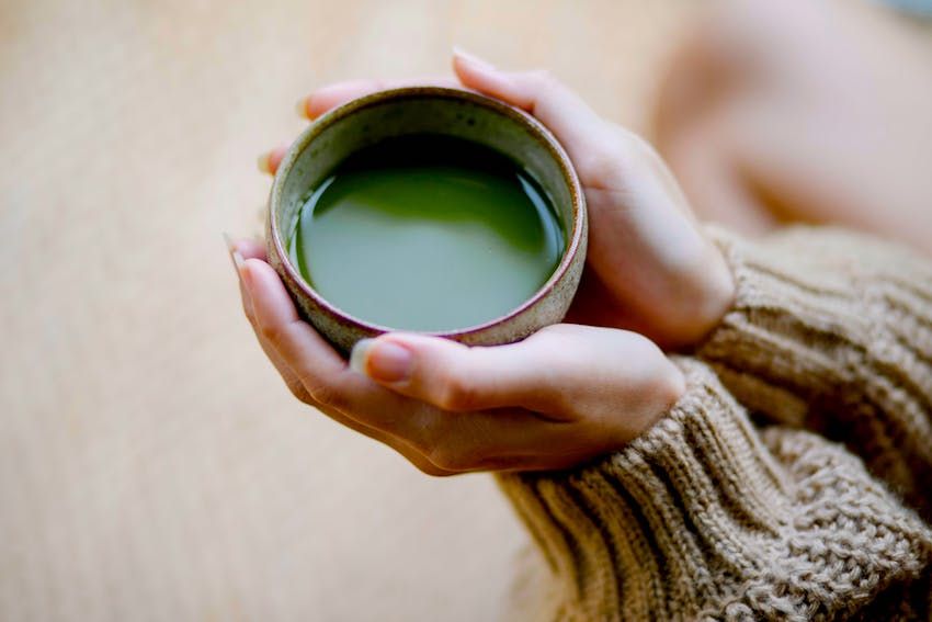Cómo preparar té matcha en 3 sencillos pasos: los beneficios de esta bebida  de moda