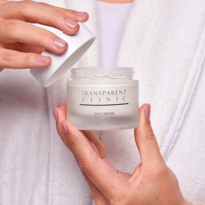 Ecolover recomienda la crema Q10 de la marca Transparent Clinic con coenzima Q10 porque reduce los signos del envejecimiento.