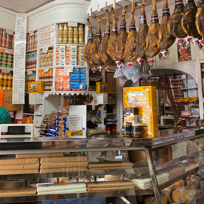 Ecolover recomienda visitar el colmado Casa Moreno en Sevilla para disfrutar de sus tapas y vinos en la barra y de sus productos típicos de Andalucía.