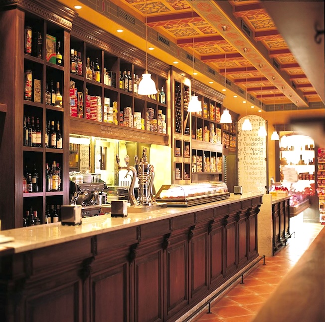 Ecolover recomienda visitar el colmado el Veedor en Cádiz para disfrutar de su ambiente relajante y de sus exquisitas propuestas gastro.