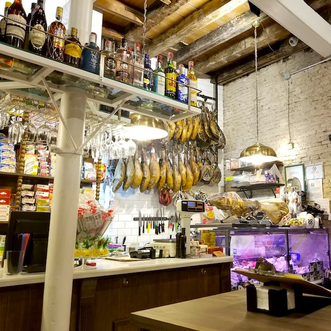 Ecolover recomienda visitar el colmado Maestro Marcelino en Sevilla para disfrutar de sus productos andaluces y de su ambiente rústico.