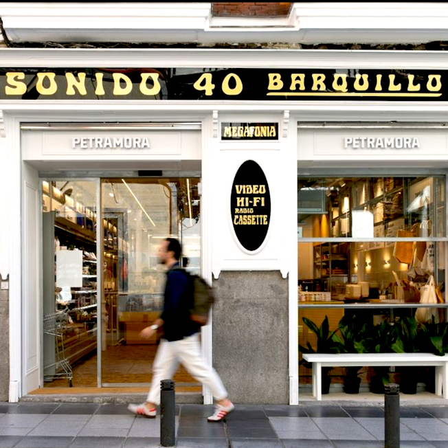 Ecolover recomienda visitar el colmado Petramora en Madrid para disfrutar de su original estilo y de su gran selección de platos preparados y bocadillos.