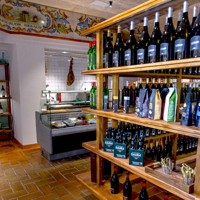 Ecolover recomienda visitar el Ultramarinos Huerta en Valencia para disfrutar de sus vinos gourmet y de su gran selección de salazones y embutidos.