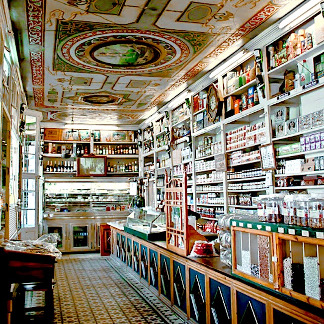 Ecolover recomienda visitar el Ultramarinos La Confianza en Huesca para disfrutar de sus pinturas antiguas y de su gran selección de productos locales.