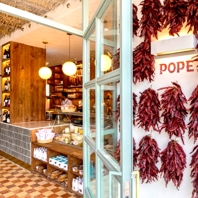Ecolover recomienda visitar el Ultramarinos Pope en Valencia para disfrutar de su oferta gastronómica y de su gran selección de productos.