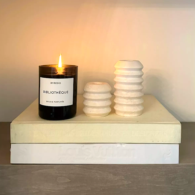 Desde Ecolover recomendamos las velas naturales de la marca Byredo porque sus diseños son elegantes para decorar el hogar.