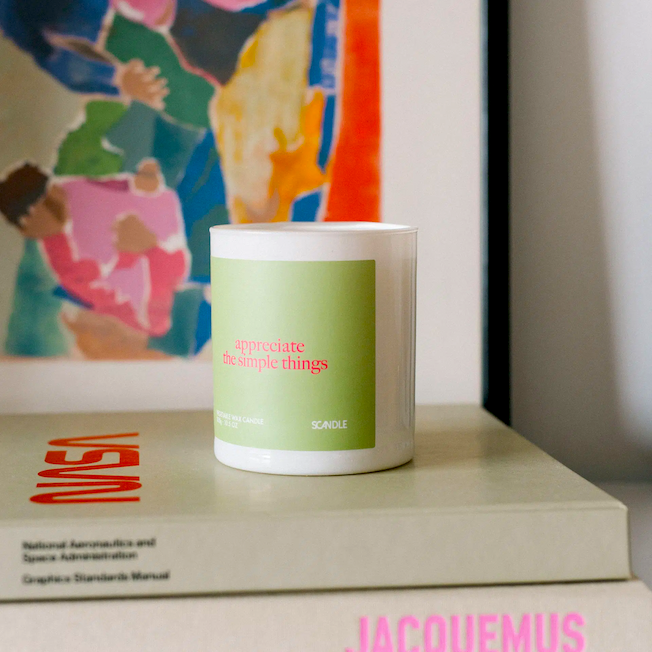 Desde Ecolover recomendamos las velas naturales de la marca Scandle porque van acompañadas de playlists de Spotify con música relajante.