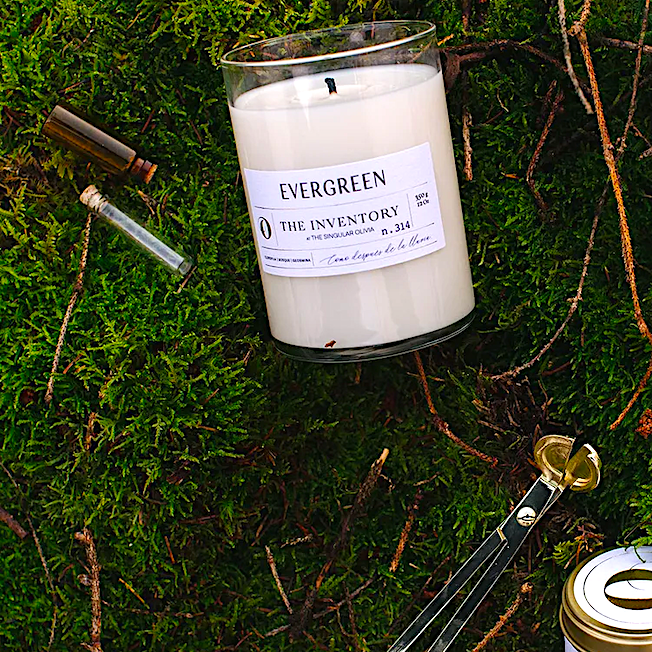 Desde Ecolover recomendamos las velas naturales de la marca The Singular Olivia porque se crean con plantas medicinales muy aconsejables.