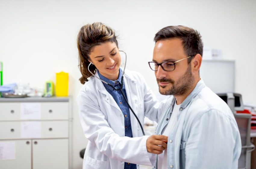 Es importante agendar revisiones médicas a partir de los 50 años para prever posibles enfermedades que pudieran ser graves.