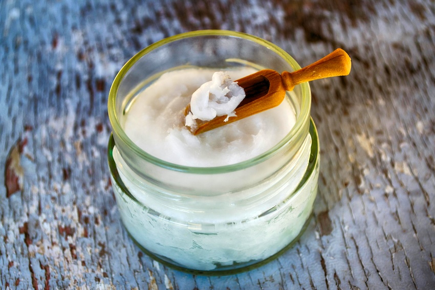 El aceite de coco es idóneo para hidratar la piel y cuidar del cabello al menos una vez por semana como parte de la rutina de belleza.