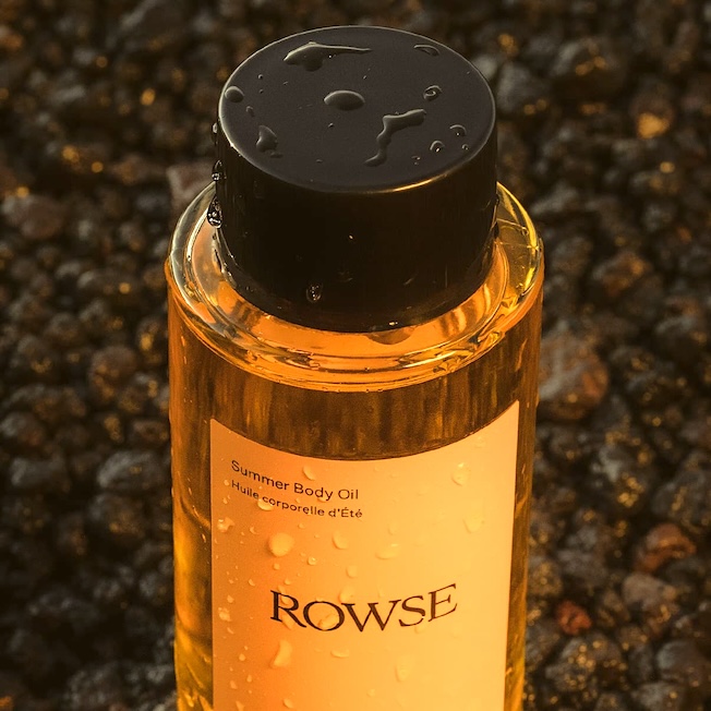 Ecolover recomienda el aceite corporal de la marca Rowse porque hidrata la piel de un modo eficaz y sostenible.