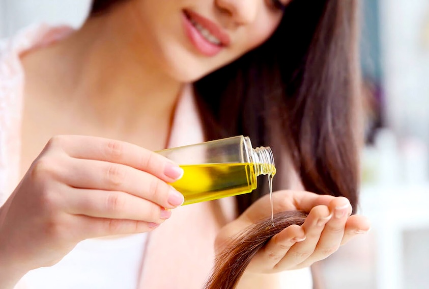 El cabello recupera su brillo si se le aplica una mascarilla con aceite de coco para hidratarlo y mejorar su sequedad.