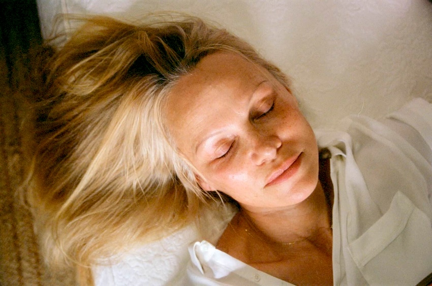 La actriz y modelo Pamela Anderson se ha estrenado en la cosmética vegana con su firma de belleza Sonsie.