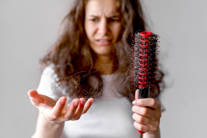 El cabello se debilita y se cae cuando la astenia primaveral aparece, pero se puede combatir con suplementos de vitaminas y minerales.