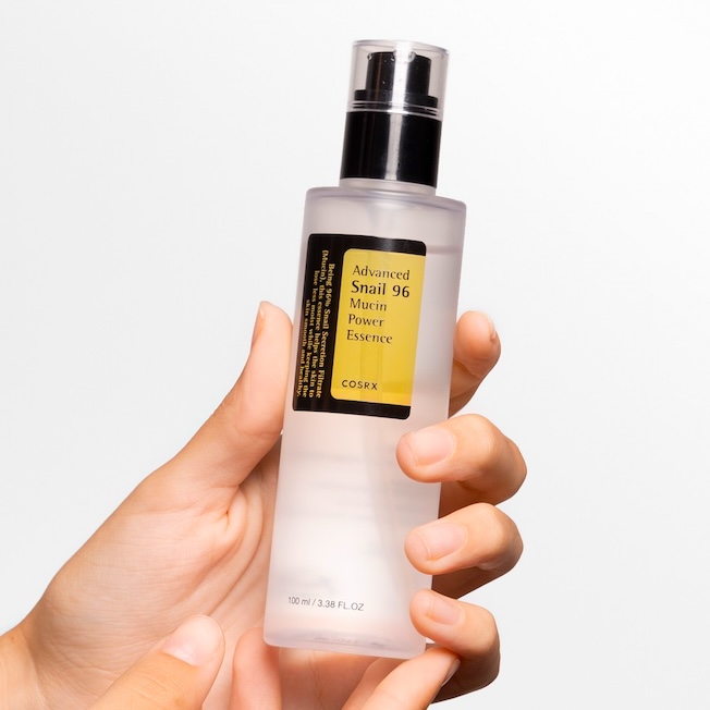 Desde Ecolover recomendamos la esencia Advanced Snail 96 de la firma Cosrx porque su baba de caracol es ideal para mejorar las cicatrices.