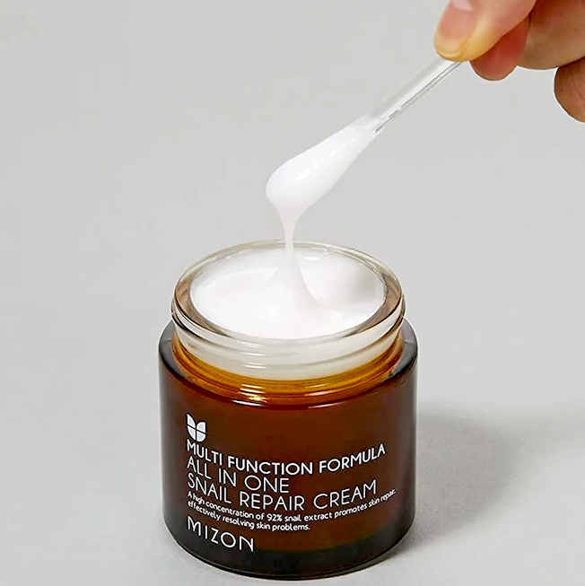 Desde Ecolover recomendamos la crema All In One de la firma Mizon porque su baba de caracol evita los brillos en la piel del rostro.