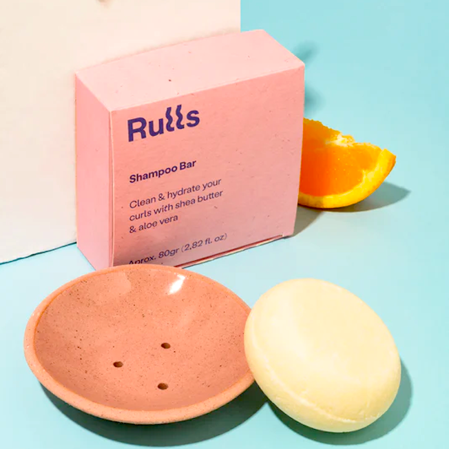 Ecolover recomienda el champú sólido de la marca Rulls porque es idóneo para personas con el pelo muy rizado.