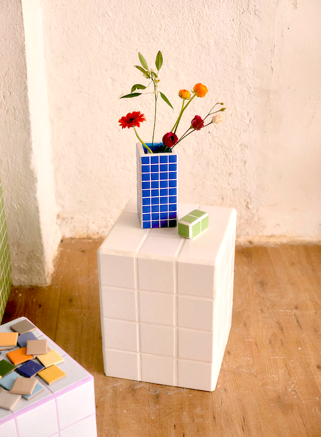 Jarrones y mesillas creados con mosaicos de azulejos comparten espacio en el taller de muebles artesanales de Parda Objetos.