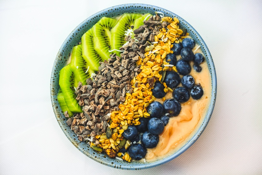 Preparar un açaí bowl es mucho más sencillo de lo que parece en las imágenes virales de las redes sociales.