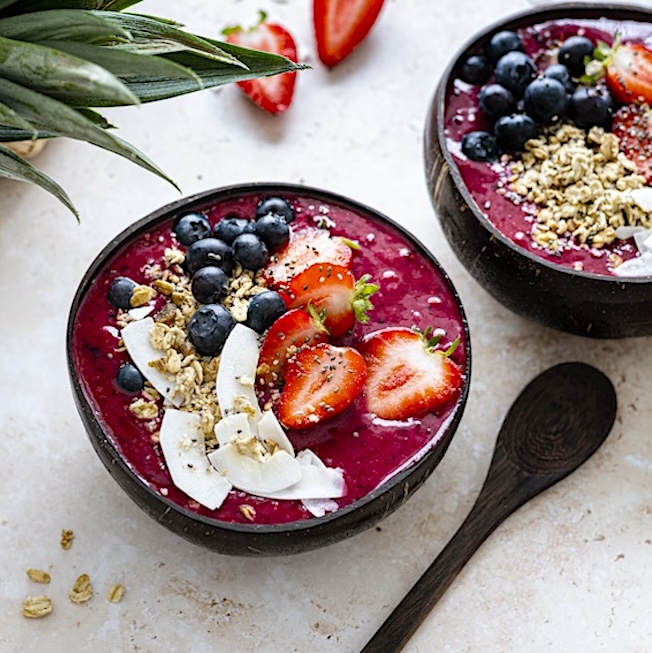 Ecolover recomienda la receta de açaí bowl basada en mezclarlo con yogurt griego y añadirle fresas y arándanos.