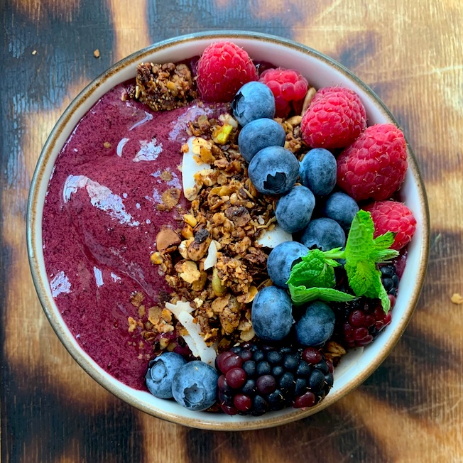 Ecolover recomienda la receta de açaí bowl basada en mezclarlo con frutos rojos y crema de cacahuete.