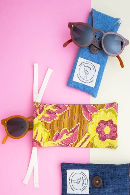 Ecolover recomienda las gafas ecológicas de la marca Tukuna porque se usan textiles reciclados para sus originales estuches.