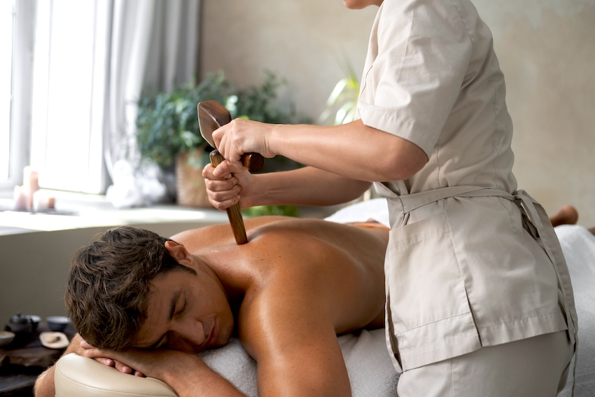 Las personas deportistas buscan en la maderoterapia una forma de relajar los músculos muy intensa y profunda.