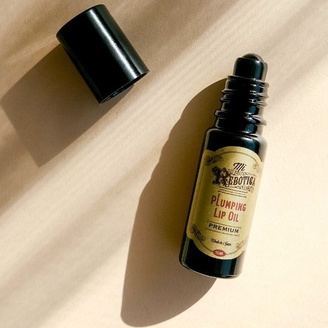 Ecolover recomienda el aceite labial de la marca Mi Rebotica porque consigue elevar el volumen de los labios con sus activos vegetales.