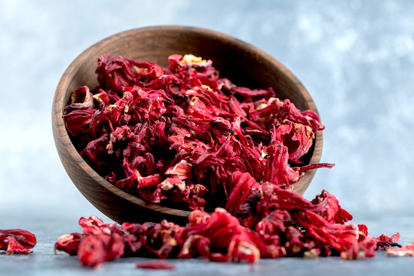 Cuando se secan, las flores de hibisco se pueden usar para preparar infusiones o acompañar platos saludables.