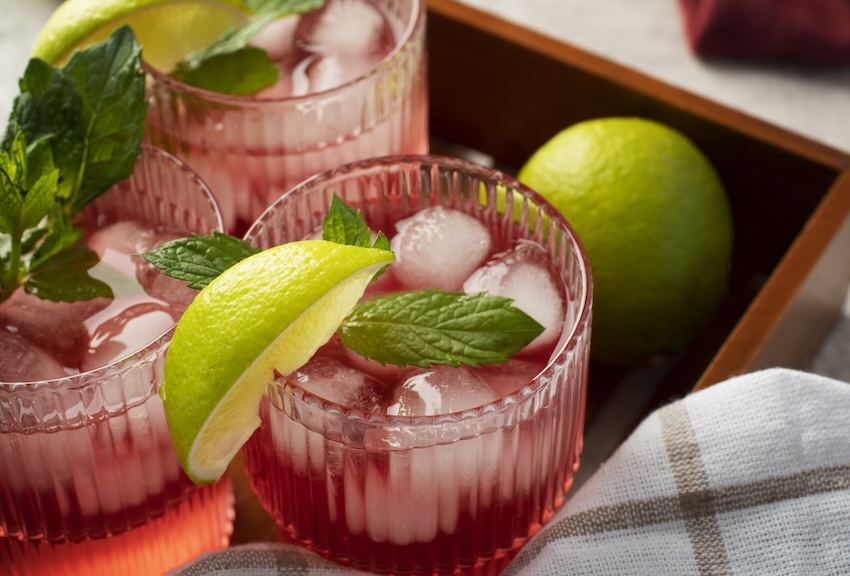 Ecolover recomienda usar las flores de hibisco para preparar una infusión fría para refrescarse ante el intenso calor.