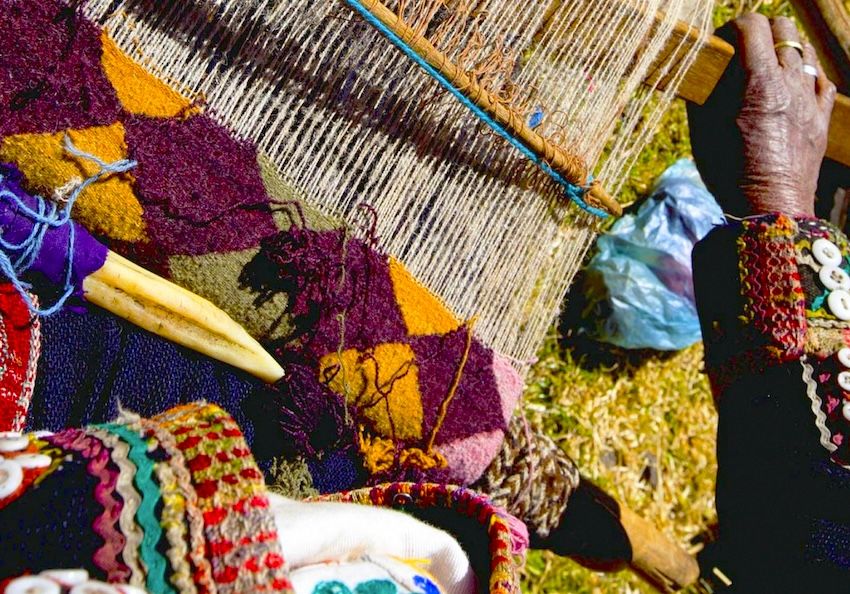 Las técnicas de tejido ancestrales de Perú destacan por utilizar materiales naturales para crear sus piezas.