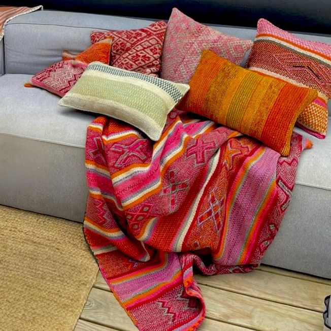 No solo moda, Juana Burga también propone piezas para decorara la casa que son creadas siempre a mano en Perú.