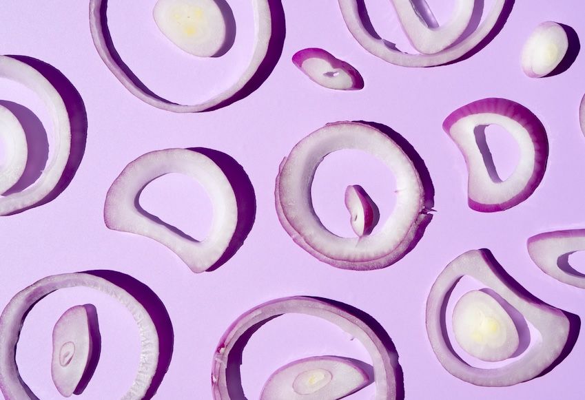 El extracto de cebolla es un ingrediente natural que se utiliza para crear champús sostenibles que cuidan del cabello.