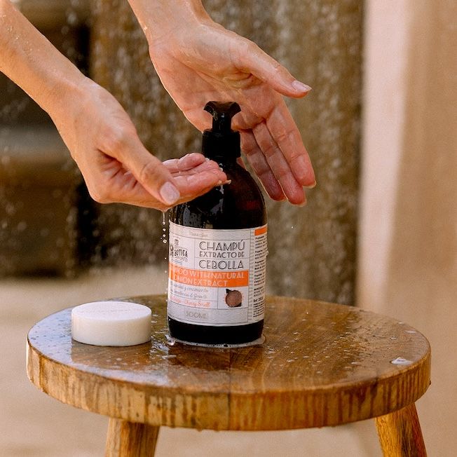 Ecolover recomienda el champú con extracto de cebolla de la marca Mi Rebotica porque es antioxidante y previene el envejecimiento del pelo.