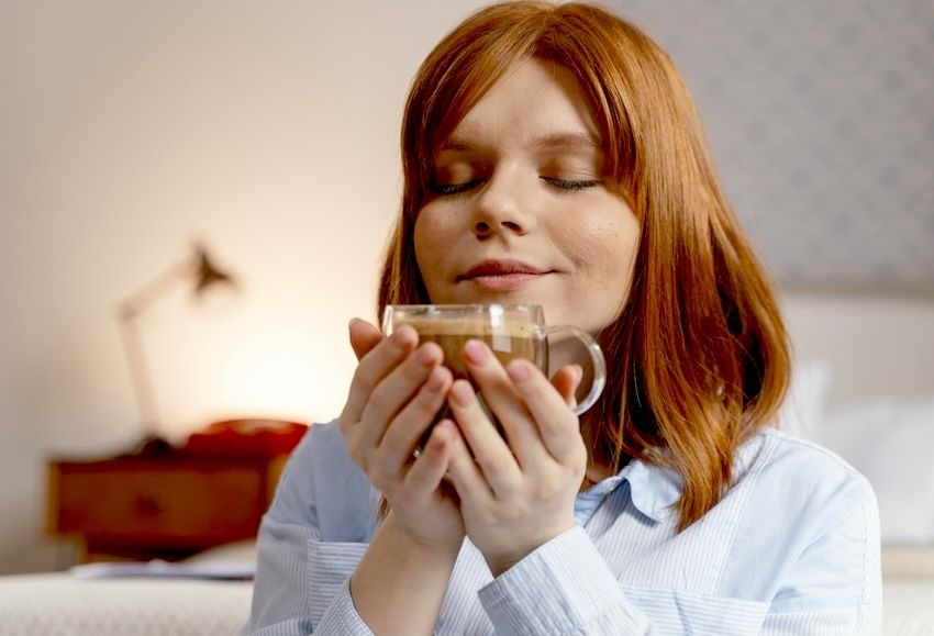 Según la tradicional ayurveda hindú, el té chai ayuda a conseguir la calma mental y a conectar con el presente.