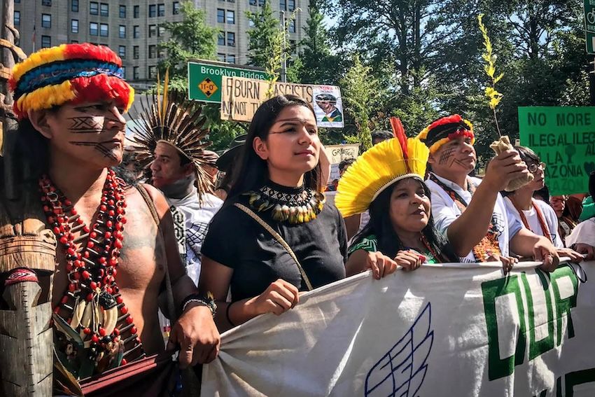 No solo en revistas o redes, Helena Gualinga también sale a la calle para protestar y dar la cara en defensa del Amazonas.