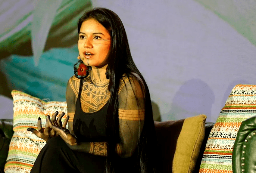 Helena Gualinga es una experta en utilizar los medios de comunicación y las redes sociales a la hora de transmitir su mensaje ambientalista.