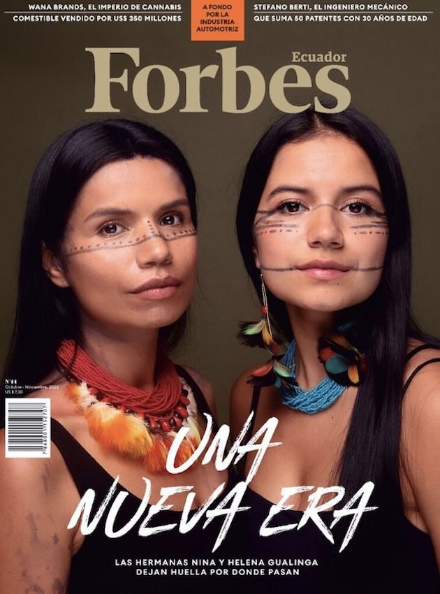 En revistas como Forbes, Helena Gualinga aparece junto a su hermana para reivindicar los derechos de las comunidades indígenas.