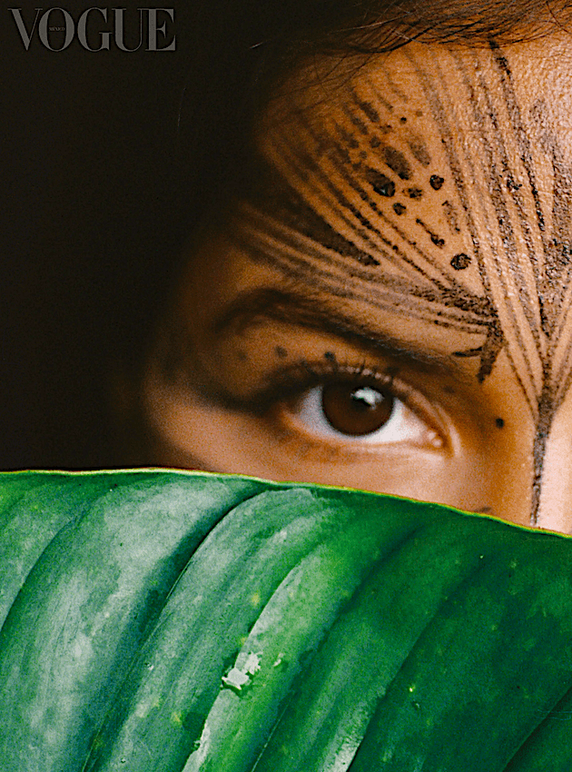 En revistas como Vogue, Helena Gualinga muestra su ADN indígena del modo más sofisticado posible.