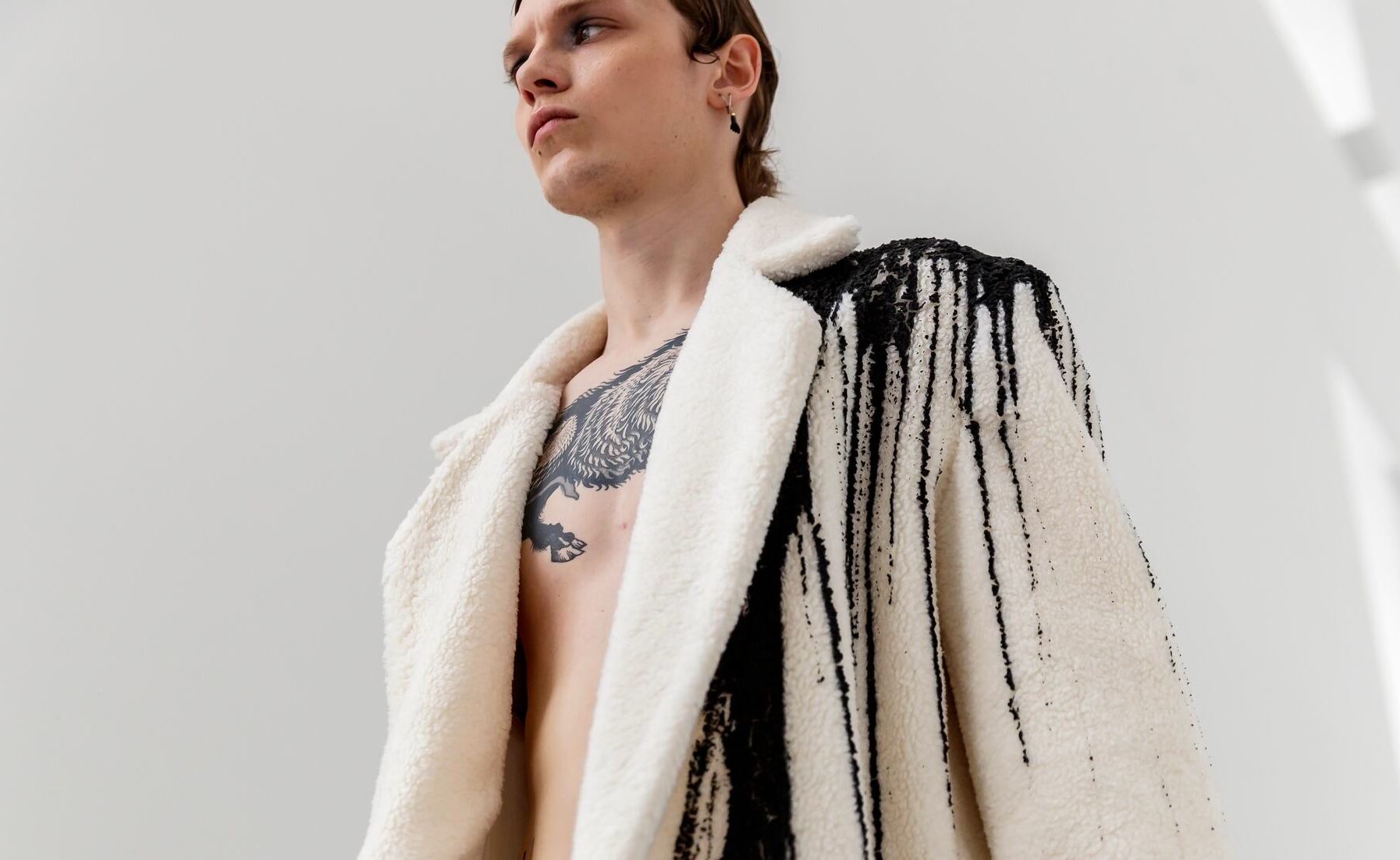 La denuncia social siempre ha estado presente en las propuestas de moda de la firma Eñaut.