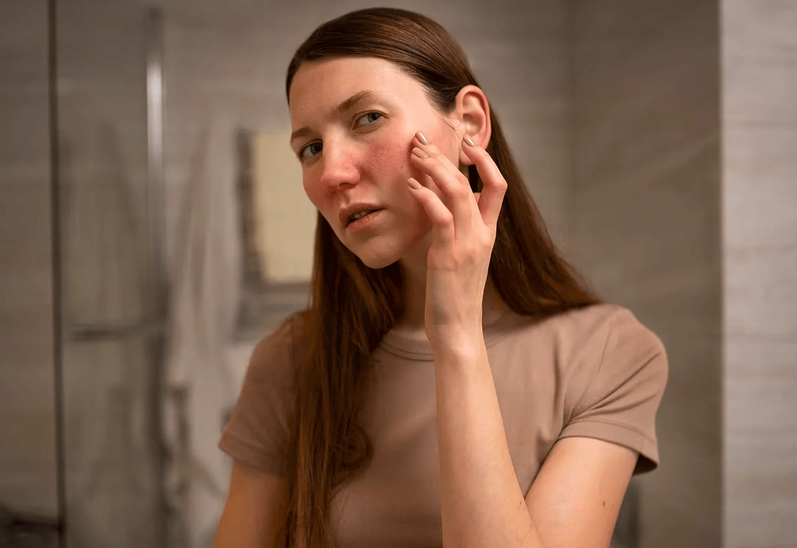 El estrés crónico puede producir la aparición de rojeces en la piel del rostro o del cuerpo.