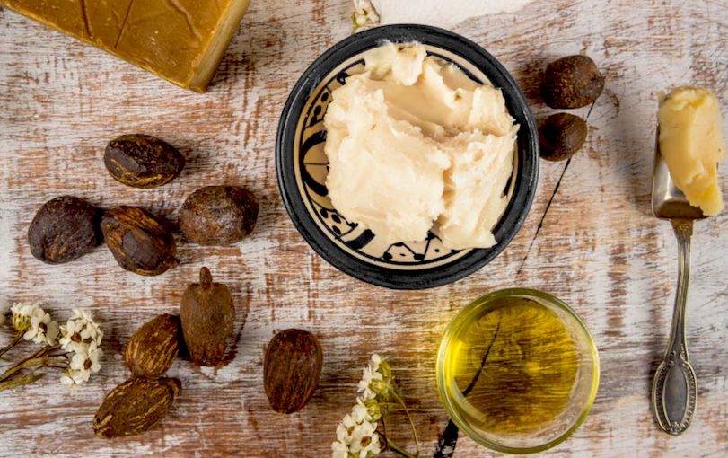 Las mascarillas faciales con manteca de karité son ideales para el rostro durante el invierno.