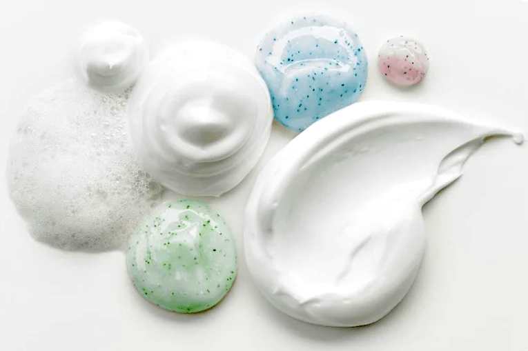 Los sulfatos y siliconas son capaces de limpiar y acondicionar con mucha mayor rapidez e intensidad.